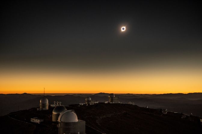 2 de julio: Se observa un eclipse solar total desde un observatorio en La Higuera, Chile. Martin Bernetti / AFP / Getty Images