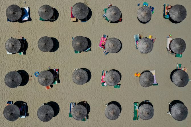 6 de julio: Esta foto aérea muestra sombrillas en una playa de Durres, Albania. Gent Shkullaku / AFP / Getty Images