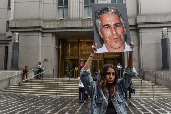 8 de julio: Una manifestante muestra un letrero del multimillonario Jeffrey Epstein frente a un tribunal federal en Nueva York. Una imputación penal acusó a Epstein de operar una red de tráfico sexual en la que abusó sexualmente de docenas de niñas menores de edad. Stephanie Keith / Getty Images