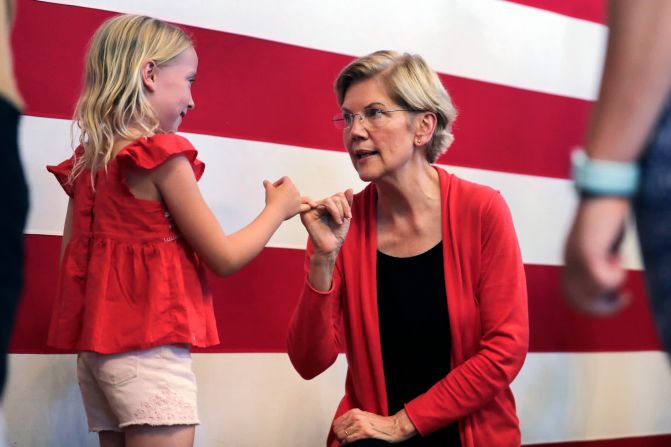 8 de julio: La senadora estadounidense Elizabeth Warren, aspirante presidencial demócrata, hace una promesa de meñique con Sydney Hansen, de 8 años, durante una parada de campaña en Peterborough, New Hampshire. Charles Krupa / AP