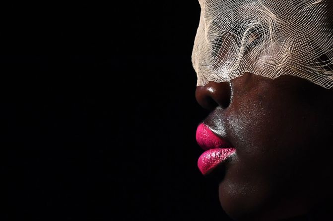 10 de julio: Una modelo presenta una creación del diseñador español Miguel Marinero durante un desfile de la Semana de la Moda en Madrid. Gabriel Bouys / AFP / Getty Images