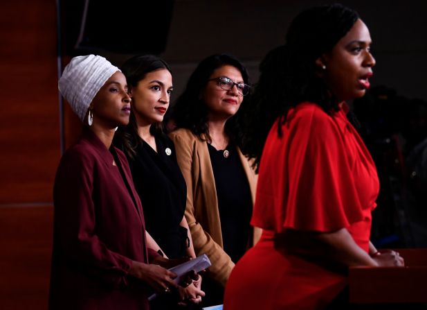 15 de julio: Desde la izquierda, las congresistas estadounidenses Ilhan Omar, Alexandria Ocasio-Cortez, Rashida Tlaib y Ayanna Pressley, conocidas como "El Escuadrón", celebran una conferencia de prensa en Washington un día después de que el presidente Donald Trump animara abiertamente a las cuatro demócratas a abandonar el país. Brendan Smialowski / AFP / Getty Images