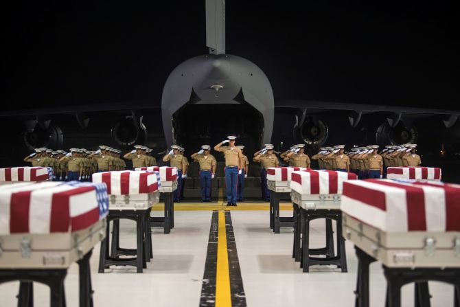 17 de julio: Infantes de marina estadounidenses saludan féretros trasladados en Joint Base Pearl Harbor-Hickam en Hawai. Se cree que los restos recuperados recientemente eran miembros del servicio no identificados perdidos en la Batalla de Tarawa durante la Segunda Guerra Mundial. Sargento Jacqueline Clifford / US Marine Corps / Reuters