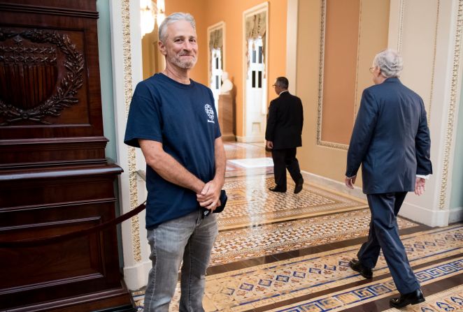 23 de julio: El comediante Jon Stewart sonríe mientras el líder de la mayoría del Senado, Mitch McConnell, camina junto a él en el Capitolio. Stewart, quien estaba en Washington para abogar por una extensión del Fondo de Compensación de Víctimas del 11 de septiembre, ha sido muy crítico con McConnell en el pasado. Más adelante en el día, el Senado aprobó la extensión, que compensaría permanentemente a las personas que resultaron heridas durante los ataques terroristas de 2001 o los esfuerzos de limpieza y rescate. Bill Clark / CQ Roll Call / Getty Images