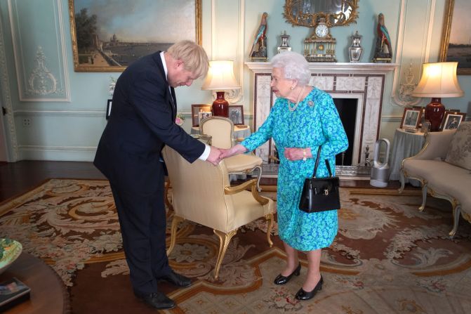 24 de julio: La reina Isabel II de Gran Bretaña da la bienvenida a Boris Johnson en el Palacio de Buckingham, donde lo invitó formalmente a convertirse en primer ministro. Johnson ganó el concurso de liderazgo del Partido Conservador del Reino Unido y reemplazó a Theresa May, quien se vio obligada a renunciar después de que los miembros de su gabinete perdieron la confianza en su capacidad para asegurar la salida del Reino Unido de la Unión Europea. Victoria Jones / WPA Pool / Getty Images