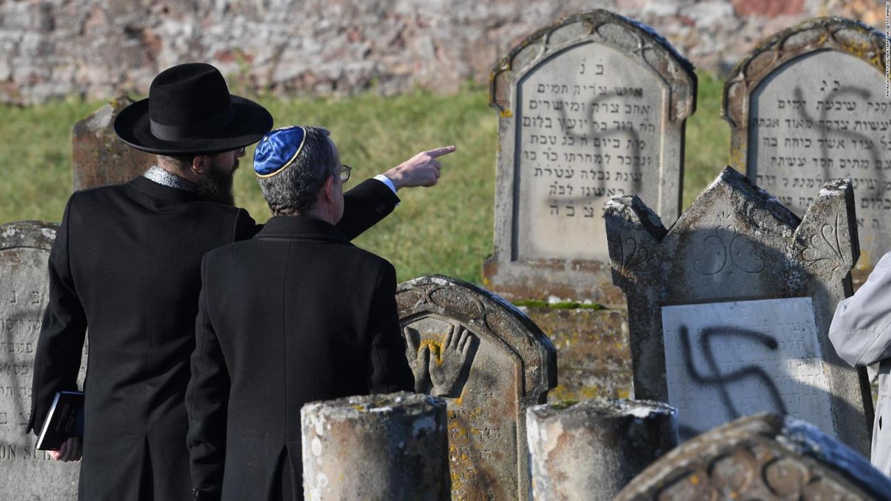 CNNE 747231 - profanan tumbas judias con simbolos antisemitas