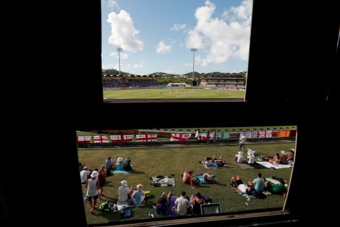 Fanáticos de Cricket sentados detrás de una pantalla de marcador en el Estadio Nacional de Cricket de Santa Lucía el 9 de febrero.