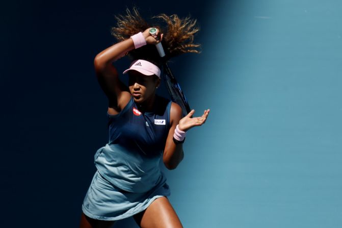 Naomi Osaka da un golpe de derecha durante la segunda ronda del Miami Open el 22 de marzo. Osaka ganó el Abierto de Australia en Enero. Fue el segundo título de Grand Slam de su carrera.