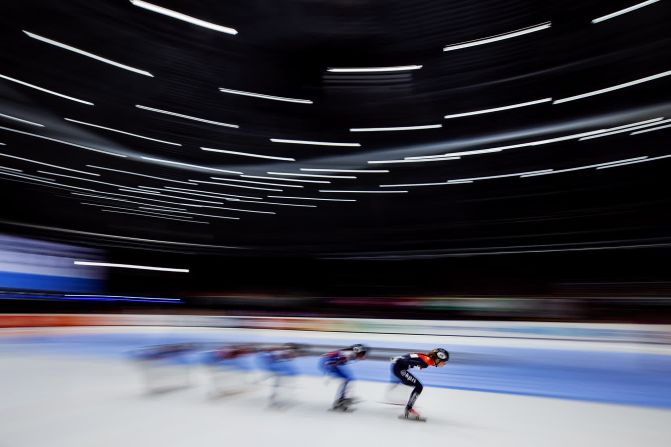 En esta foto de larga exposición, la velocista holandesa Lara van Ruijven lidera el grupo durante una carrera de 1000 metros en el Campeonato de pista corta de Europa el 13 de enero de 2019.