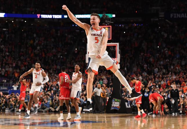 Kyle Guy de Virginia celebra después de que los Cavaliers derrotaron a Texas Tech en tiempo extra y ganaron el Torneo de la NCAA el 8 de abril. Guy fue nombrado el Jugador más destacado del torneo cuando al ganar el primer título para Virginia en la NCAA y completó su historia de redención.