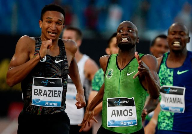 Nijel Amos de Botswana mira al estadounidense Donovan Brazier durante una carrera de la Liga Diamante en Roma el 6 de junio. Brazier ganó la carrera de 800 metros.