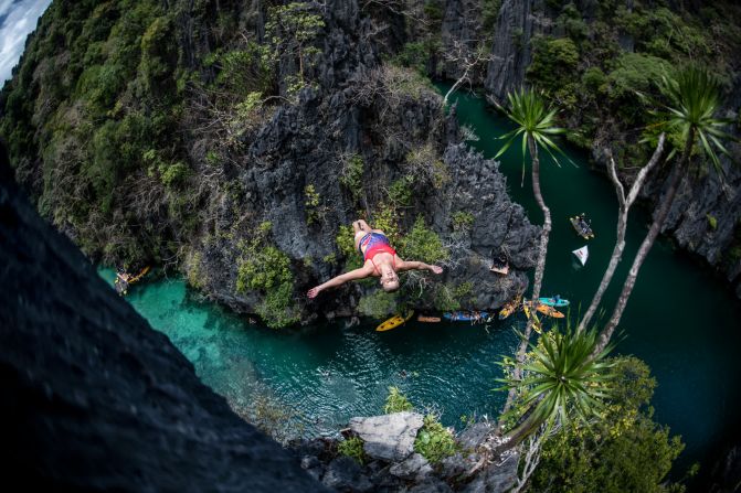 Rhiannan Iffland salta de un pináculo de roca en Palawan, Filipinas, durante la primera parada de la Red Bull Cliff Diving World Series el 12 de abril.