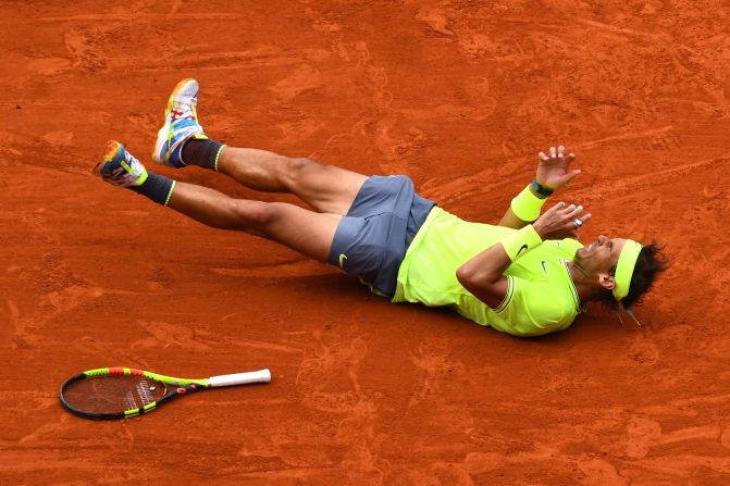 El español Rafael Nadal celebra después de ganando su vigésimo segundo Abierto de Francia el 9 de junio. Es el primer jugador en ganar el mismo Grand Slam 12 veces. (Clive Mason / Getty Images).