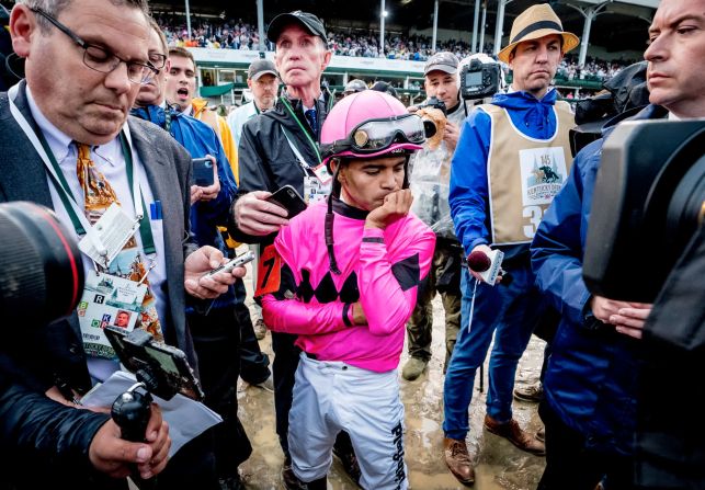 Luis Saez, jinete de Máxima Seguridad, reacciona después de enterarse de que su caballo fue descalificado por interferencia en el Derby de Kentucky el 4 de mayo. Fue la primera vez que un ganador del Derby fue descalificado por una falta en la pista.