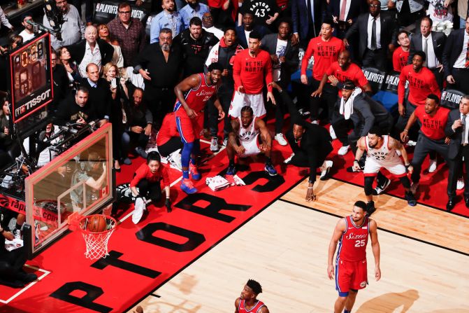 Los jugadores observan cómo el último tiro de Kawhi Leonard entra para darle a Toronto a una victoria del Juego 7 sobre Filadelfia en las semifinales de la Conferencia Este el 12 de mayo. El tiro dramático rebotó varias veces en el borde antes de llegar. Los Raptors eventualmente avanzarían a las Finales de la NBA, donde destronaron a los Golden State Warriors para ganar su primer campeonato.