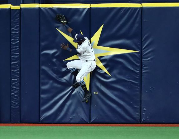 Guillermo Heredia de Tampa Bay se estrella contra el muro del jardín mientras intenta atrapar un jonrón de Sam Travis de Boston en San Petersburgo, Florida, el 22 de julio.