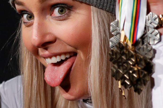 La esquiadora estadounidense Lindsey Vonn celebra con la medalla de bronce que ganó en el Campeonato Mundial el 10 de febrero. La carrera de descenso fue la última de su ilustre carrera.