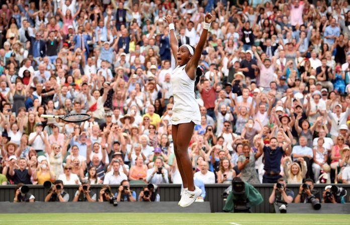 La tenista estadounidense Cori "Coco" Gauff celebra después de ganar su partido de tercera ronda en Wimbledon el 5 de julio. Gauff, de 15 años, fue la jugadora más joven en llegar al cuadro principal de Wimbledon. Perdió en la cuarta ronda ante la eventual campeona Simona Halep.