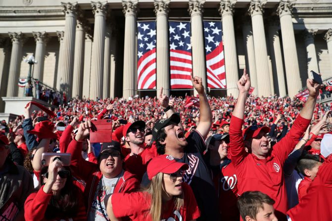 Fanáticos celebraron en un desfile el 2 de noviembre la victoria de la Serie Mundial de los Nacionales de Washington.