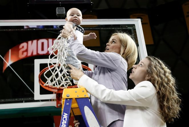 La entrenadora de baloncesto de Baylor, Kim Mulkey, sostiene a su nieto Kannon Reid Fuller mientras ella y su hija Makenzie Fuller corta las redes después de un partido contra Kansas el 20 de febrero. El equipo de baloncesto femenino acababa de ganar el Big 12, el título regular de la temporada por noveno año consecutivo. Luego ganaron el título nacional.