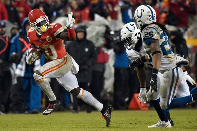 El receptor abierto de Kansas City, Tyreek Hill, se despide de los defensas de Indianápolis durante un partido de playoffs de la NFL el 12 de enero.