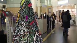 CNNE 747523 - este aeropuerto creo un arbol de navidad con objetos confiscados a viajeros