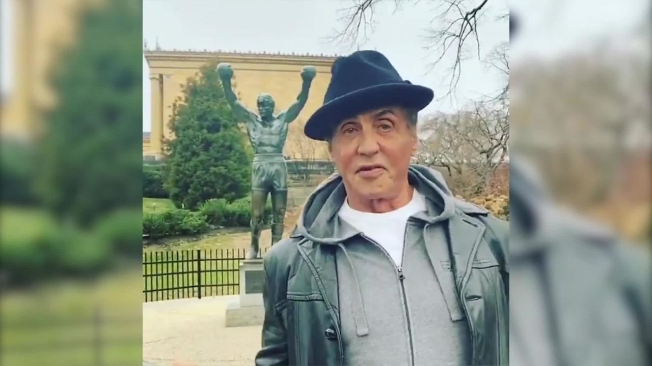 CNNE 747608 - rocky en la estatua de rocky- el video viral de sylvester stallone