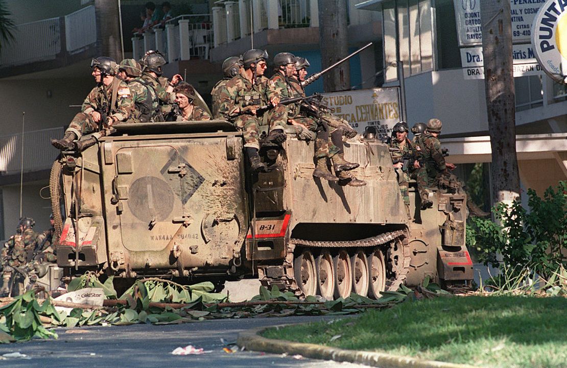 Soldados estadounidenses en tanques de guerra aseguran su posición en las calles de Ciudad de Panamá durante la Operación Causa Justa el 23 de diciembre de 1989.