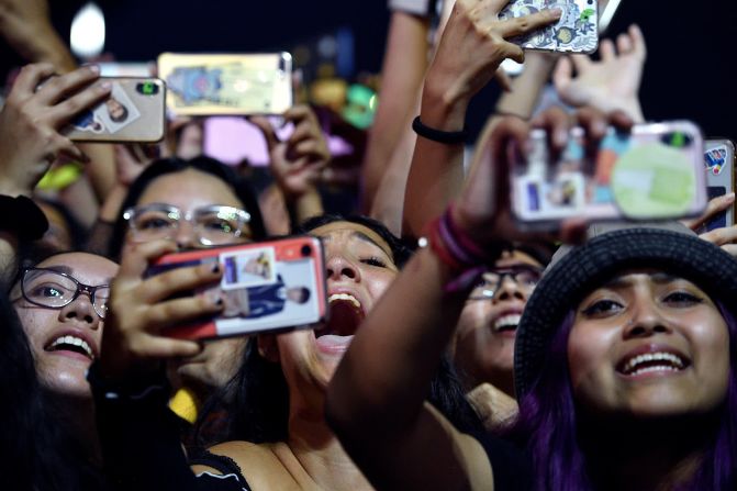 Los fanáticos ven a la boy band coreana NCT 127 presentarse en un festival en el Central Park de Nueva York el 28 de septiembre.