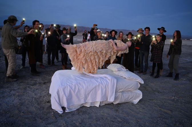 La gente en Bombay Beach, California, ve "Levitación", una obra de arte de performance de Josephine Wister Faure, el 10 de marzo.