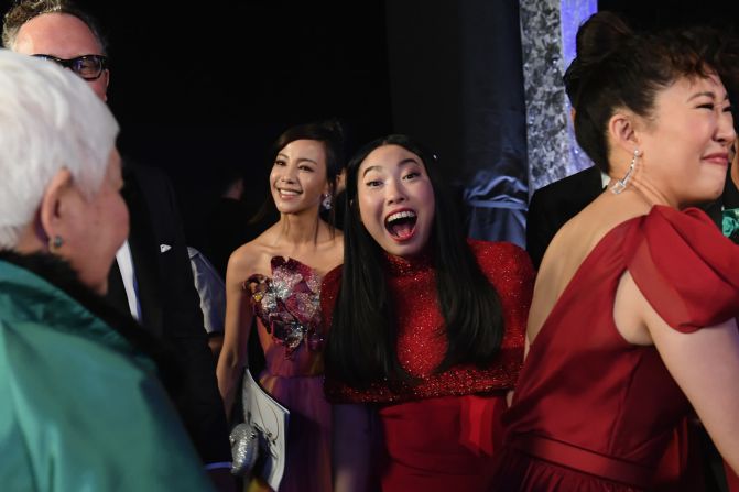 La actriz Awkwafina mira hacia la cámara en los Screen Actors Guild Awards el 27 de enero. Ella y otros miembros del elenco de "Crazy Rich Asians" fueron nominados por actuación sobresaliente de elenco en una película.