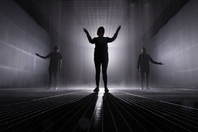 La gente interactúa con la instalación de arte "Rain Room" en el Pabellón Jackalope en Melbourne el 8 de agosto. "Rain Room", de Hannes Koch y Florian Ortkrass para Random International, es un campo masivo de lluvia continua. Pero los sensores de movimiento permiten a las personas caminar bajo la lluvia sin mojarse nunca.