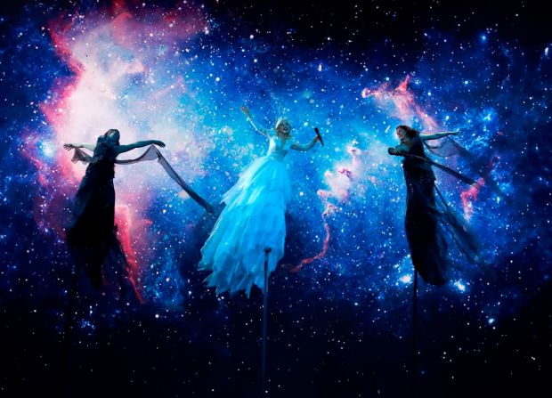 La australiana Kate Miller-Heidke interpreta la canción "Zero Gravity" durante la final del Festival de Eurovisión el 18 de mayo. El concurso fue ganado por el cantante holandés Duncan Laurence.