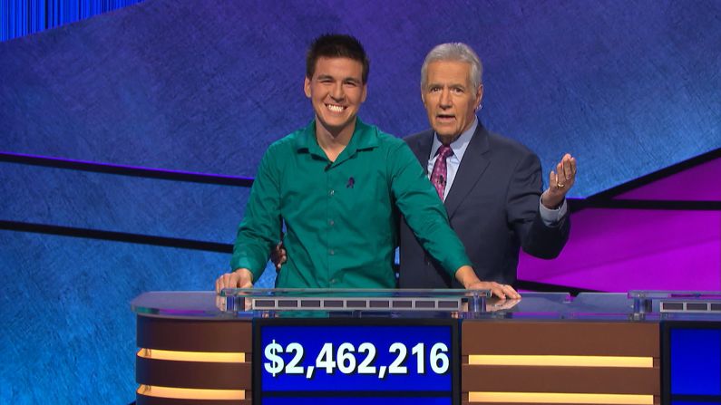 El anfitrión de "Jeopardy!", Alex Trebek, con al concursante James Holzhauer, quien ganó más de US$ 2 millones en una racha ganadora de 32 juegos que terminó en junio. Holzhauer le faltó poco para ganar el récord de ganancias de la temporada regular de "Jeopardy!".