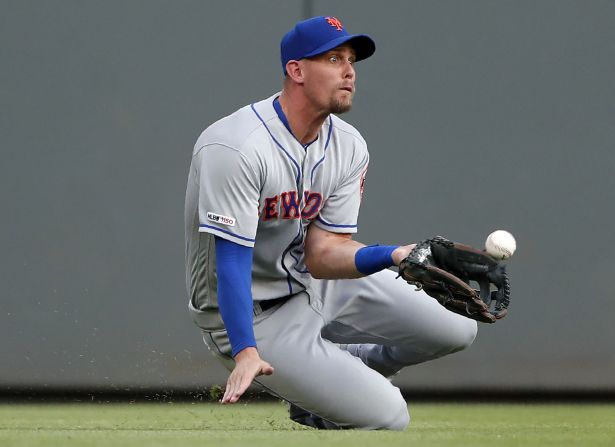 El jardinero izquierdo de los Mets de Nueva York, Jeff McNeil, se desliza por una pelota durante un juego de la Major League Baseball en Atlanta el 17 de junio.