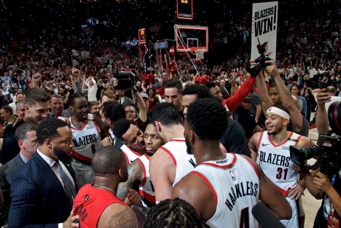 El guardia de Portland Damian Lillard es felicitado por sus compañeros de equipo después de hacer el tiro ganador del partido al timbre para eliminar a Oklahoma City en la primera ronda de los playoffs de la NBA el 23 de abril.