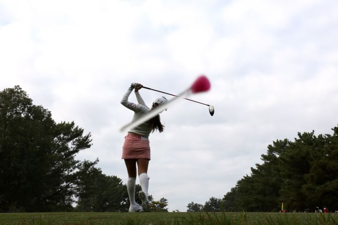 El tee de Bo-Mee Lee golpea la cámara después de un tiro en el Campeonato de Japón LPGA Tour el 1 de diciembre.