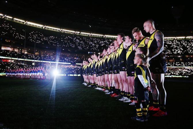 Los Tigres de Richmond y los Demonios de Melbourne guardan un minuto de silencio antes de un partido de la Liga Australiana de Fútbol el 24 de abril. Fue por el Día de Anzac, un feriado nacional en Australia y Nueva Zelandia. El acrónimo ANZAC se refiere a los soldados que sirvieron en el Cuerpo de Ejército de Australia y Nueva Zelandia.