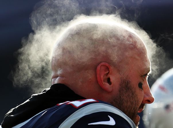 Vapor sale de la cabeza de Brian Hoyer durante un partido de playoffs de la NFL en Foxborough, Massachusetts, el 13 de enero.