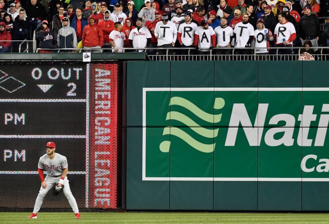 Los hinchas de los Nationals de Washington se burlan del jardinero derecho de Filadelfia Bryce Harper durante un juego de las Grandes Ligas el 2 de abril. Harper, quien jugó para los Nacionales de 2012-2018, firmó un contrato de US$ 330 millones con los 'Phillies' durante la temporada baja.