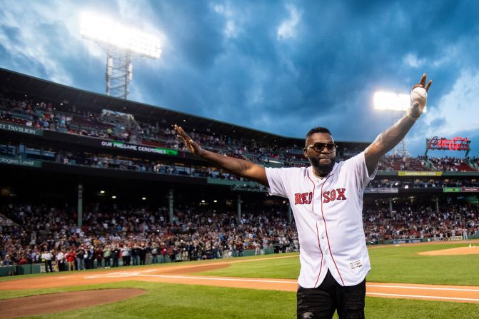 El exastro de los Medias Rojas de Boston, David Ortiz, saluda a la multitud antes de lanzar el primer lanzamiento en el Fenway Park el 9 de septiembre. Fue su primera aparición pública desde que recibió un disparo en la República Dominicana a principios de este año.