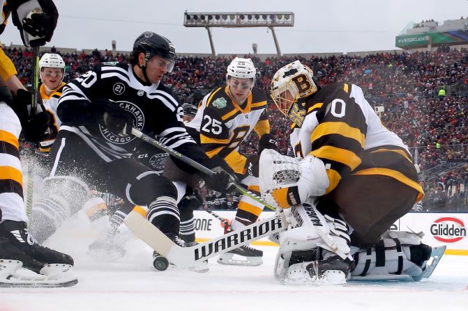 Tuukka Rask, de Boston, salva un disparo de Brandon Saad de Chicago durante el Clásico de Invierno el 1 de enero. El juego anual al aire libre se jugó este año en el estadio Notre Dame en South Bend, Indiana.