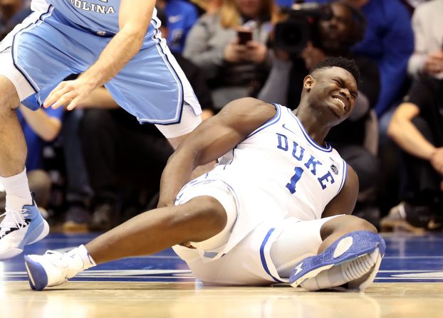 La estrella de Duke Zion Williamson sostiene la parte posterior de su pierna derecha, que se lesionó después de que su zapato izquierdo explotó tras solo 33 segundos de un partido muy esperado contra Carolina del Norte el 20 de febrero. Williamson se perdió el resto del juego con un esguince de rodilla.