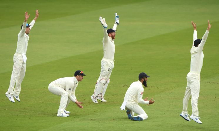 Los jugadores de cricket de Inglaterra apelan por un wicket durante un partido contra Irlanda el 26 de julio. A principios de ese mes, Inglaterra ganó la Copa Mundial de Cricket.