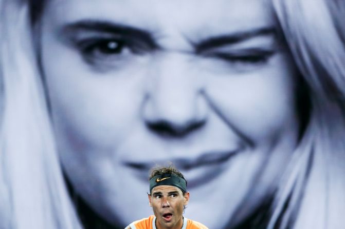 Un anuncio publicitario detrás de Rafael Nadal durante los cuartos de final del Abierto de Australia el 22 de enero.