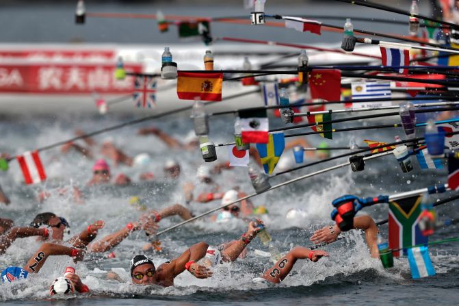 Nadadores buscan botellas de bebidas mientras compiten en una carrera en aguas abiertas en Yeosu, Corea del Sur, el 16 de julio.