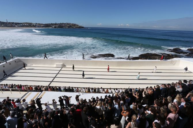 Modelos caminan por una pasarela en una playa de Sydney durante un desfile de moda de Ten Pieces el 16 de mayo. Lisa Maree Williams / Getty Images