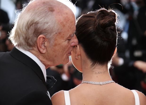 El actor Bill Murray susurra al oído de su coprotagonista Selena Gómez mientras asisten a la proyección en el Festival de Cine de Cannes de su película "The Dead Don't Die" el 14 de mayo. Gómez luego visitó "The Tonight Show" y reveló lo que Murray le estaba diciendo. Mike Marsland / WireImage / Getty Images