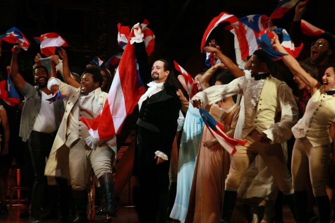 Lin-Manuel Miranda y el elenco de "Hamilton" se despiden en la noche de clausura del musical en San Juan, Puerto Rico, el 27 de enero. Miranda, nativo de Nueva York de ascendencia puertorriqueña, repitió su papel como Alexander Hamilton para una presentación de dos semanas que recaudó dinero para programas locales de arte. Gladys Vega / Getty Images