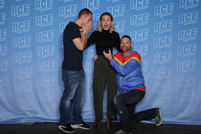 La actriz Brie Larson reacciona cuando dos fanáticos se comprometen durante una reunión con ella en octubre. Estaban en la ACE Comic Con en Rosemont, Illinois. Cortesía de Celeb Photo Ops